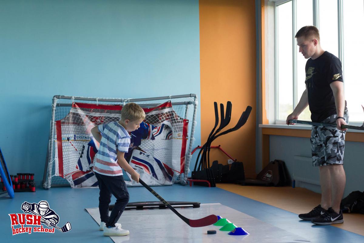 обучение детей хоккею в зале